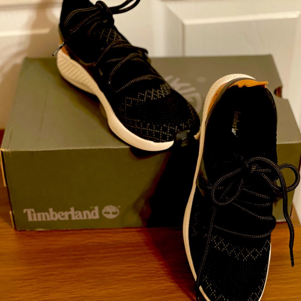 Great Sneaker only worn once. Runs slightly bigger than normal size 6.